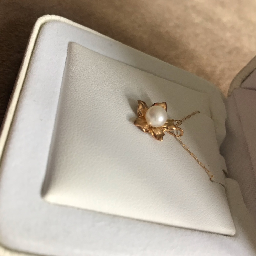 Beautiful Flower Necklace with Pearl